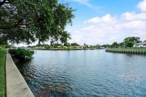6447 Cape Hatteras Way, Saint Petersburg, FL 33702-7058