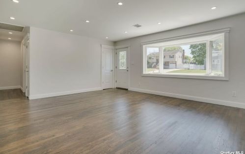 50 Arbour St, West Islip NY  11795-1015 exterior