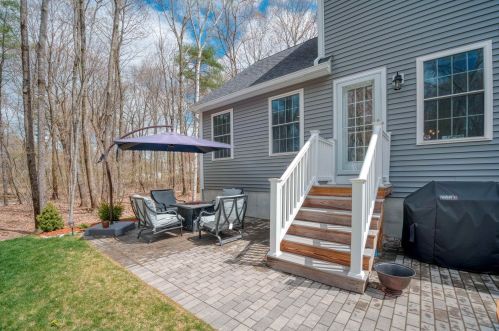 47 Floyd Rd, Derry NH  03038-4712 exterior