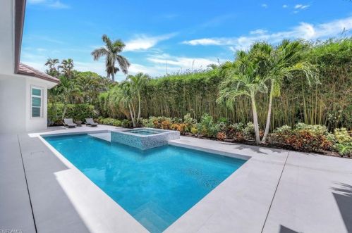 569 Neapolitan Way, Naples FL 34103-8568 exterior