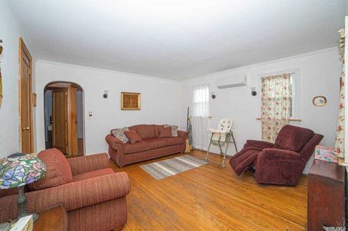 507 Walnut St, North Lindenhurst, NY 11757-4758