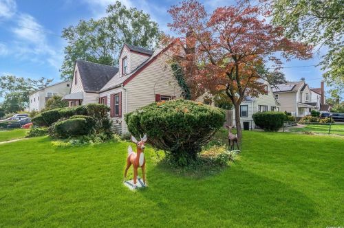 291 School St, Westbury, NY 11590-3361