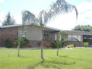 806 Oakmont Ave, Ruskin FL  33573-5139 exterior