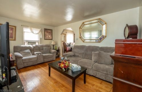 445 4th Ave, Roselle, NJ 07203-1428