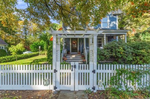 83 Main St, Chester, CT 06412-1303
