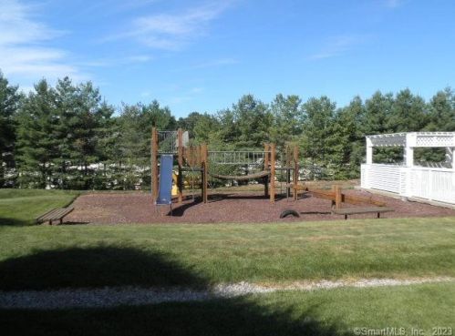 1205 Bradford Dr, Danbury CT  06811-2633 exterior