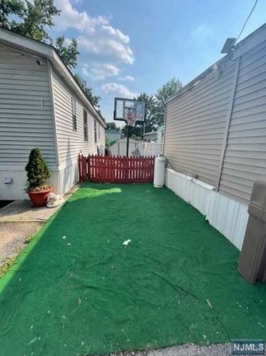 8 3rd St, Moonachie NJ  07074-1840 exterior
