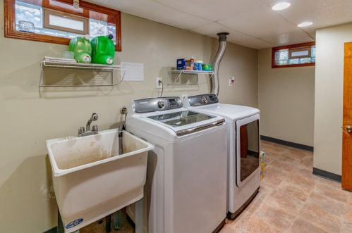 1520 Larkspur Dr, Finleyville PA  exterior