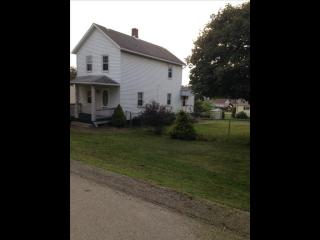107 Kepple St, Jeannette, PA 15644-1028