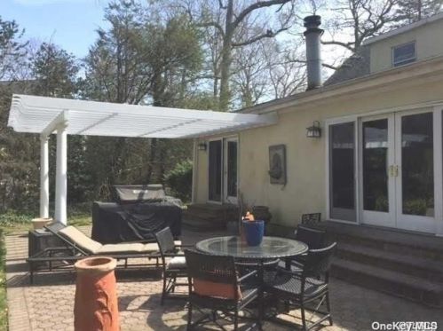 2 Greentree Ct, Northport NY  11768-2211 exterior