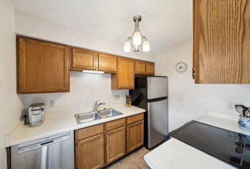 6842 Park Ridge Dr, Madison, WI 53719-2220