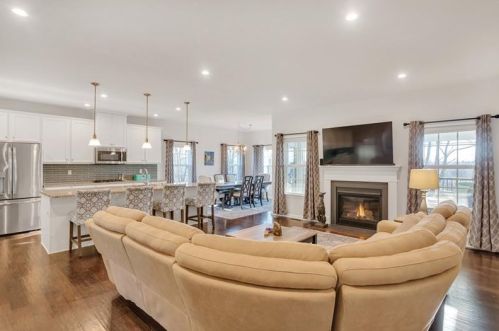 347 Park Edge Dr, Clinton, PA 15026-1787