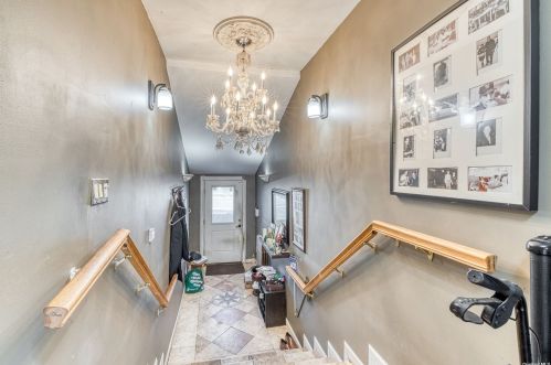 1 Greentree Cir, Westbury NY  11590-1510 exterior