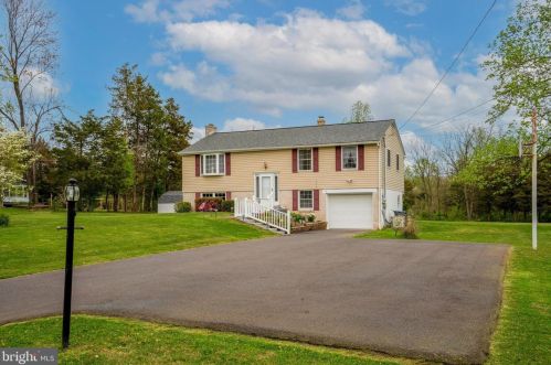 1822 Old Sumneytown Pike, Harleysville PA  19438-1129 exterior