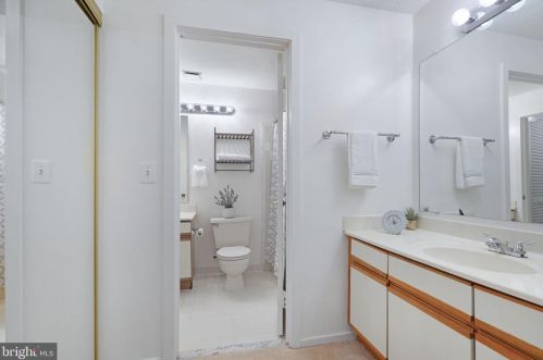 11723 Summerchase Cir, Herndon VA  20194-1137 exterior