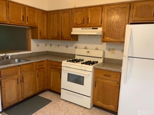 204 Woodbridge Commons Way, Iselin NJ  08830-3018 exterior