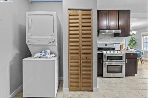 2001 57 Ave, Oakland CA 94605-1015 exterior