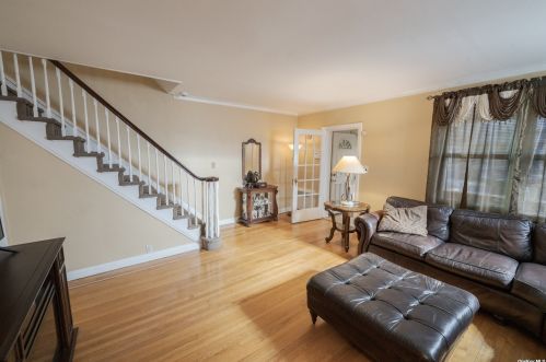 2537 Fenton Ave, Bronx, NY 10469-5602