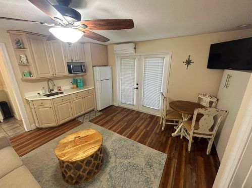 3 Cedar St, Daytona Beach FL  32127-6416 exterior
