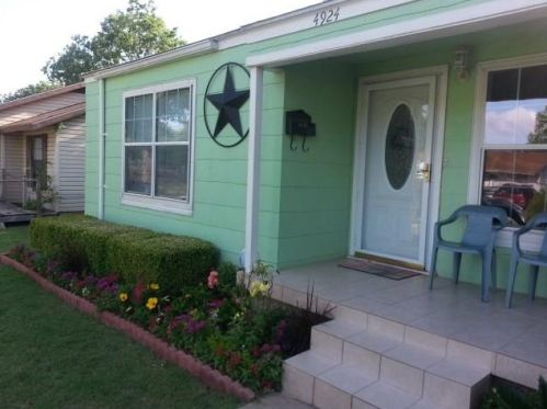 4924 Marks Pl, Fort Worth, TX 76116-9011