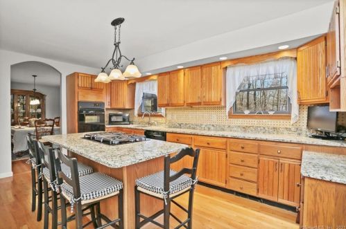 5 Birch St, Bridgeport, CT 06611-3601