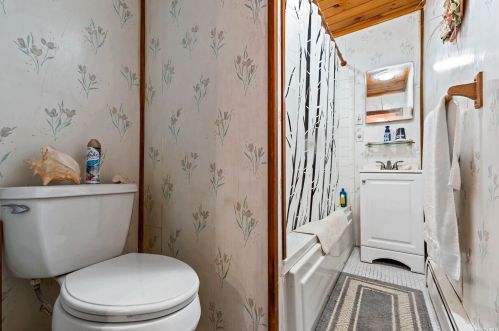 39 Barracuda Rd, East Quogue NY  11942-4916 exterior