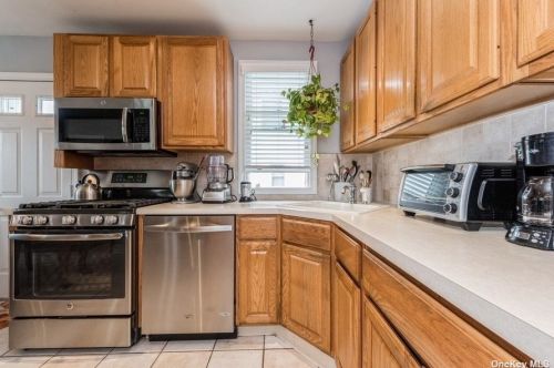 29 Croydon Dr, North Bellmore NY  11710-3054 exterior