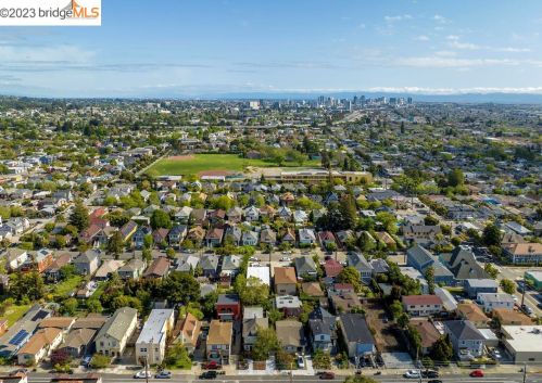 651 Alcatraz Ave, Oakland CA  94609-1005 exterior
