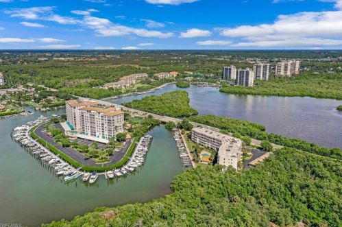 12945 Vanderbilt Dr, Naples FL 34110-6403 exterior