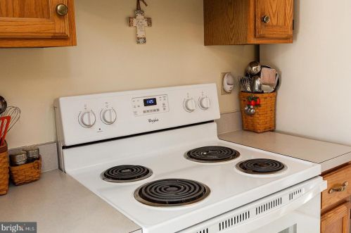 18 Townsend Ct, Lancaster PA  17603-6797 exterior