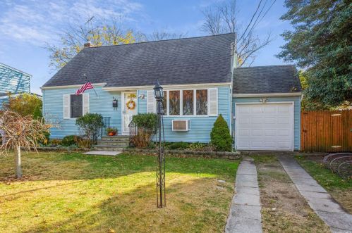 540 18th St, Babylon, NY 11704-2210