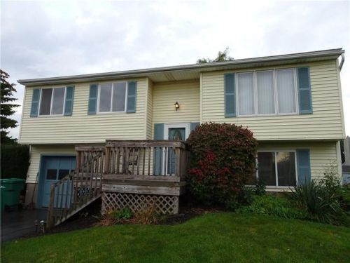 5775 Clover Mdw Ln, Canandaigua NY  14425-9312 exterior