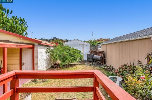 8100 Hillside St, Oakland CA 94603-1921 exterior