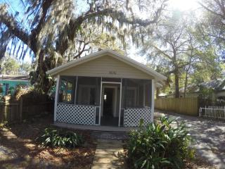 3050 York St, Saint Petersburg, FL 33707-5658