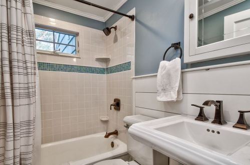 11 Macarthur Rd, Natick MA 01760-2937 exterior