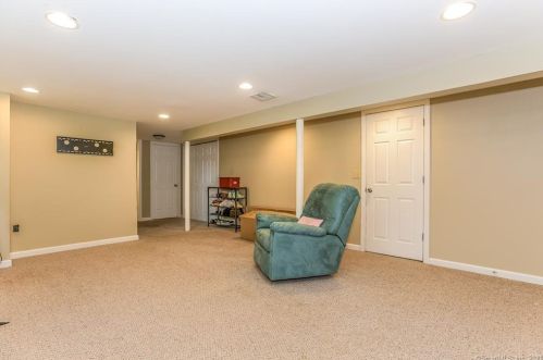 15 Country Club Dr, Gales Ferry CT  06339-1714 exterior