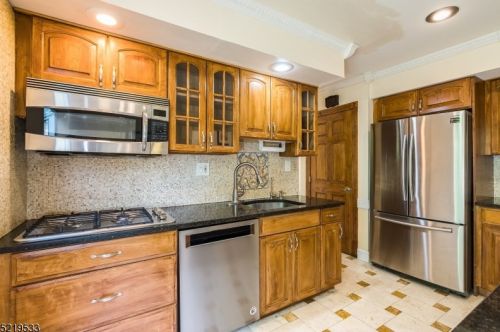 24 Normandy Dr, Parsippany NJ  07054-4070 exterior