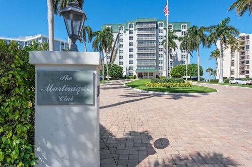 3003 Gulf Shore Blvd, Naples FL  34103-3923 exterior