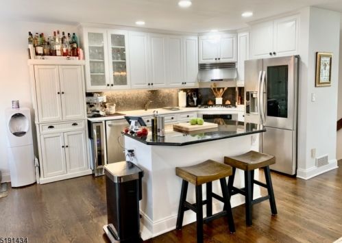 28 Cedarwood Ter, West Paterson, NJ 07424-3710