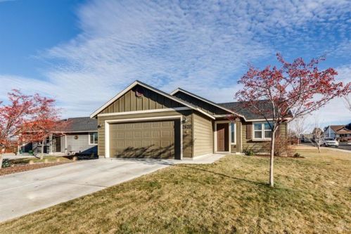 2620 3rd St, Eagle Crest, OR 97756-0245