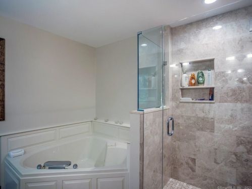 28 Garnet Rd, Roxbury CT  06783-2033 exterior