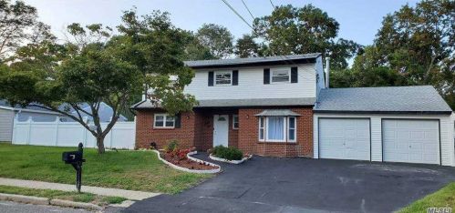 35 5th St, Holbrook, NY 11741-1446