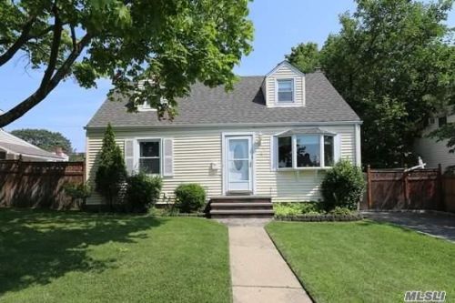 4 Carson St, Bethpage, NY 11714-4104