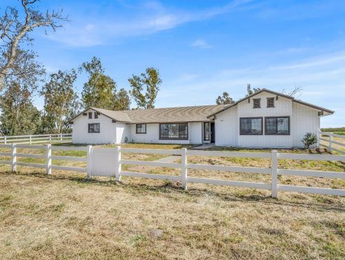 855 Mount Whitney Ave, Laton CA  93242-9724 exterior