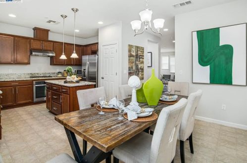 7056 Mariposa Ln, Pleasanton CA  94568-2569 exterior