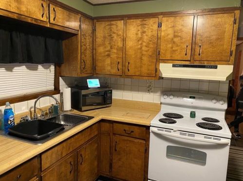 411 Mary St, Jeannette, PA 15644-2544