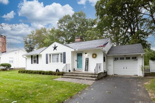 35 Oakridge Rd, Waterbury, CT 06706-2827