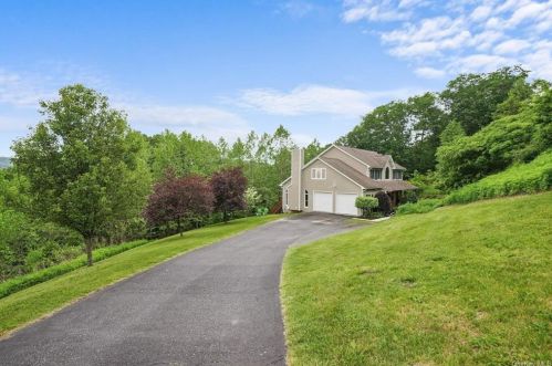 32 Hickory Rd, Sloatsburg, NY 10974-1812