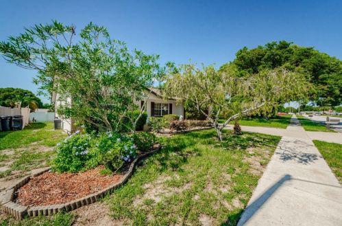 6250 Seaford Dr, Tarpon Springs, FL 34690-2415