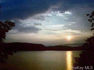 26 Hudson Point Ln, Crotonville NY  10562-5942 exterior